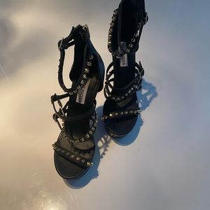 Sexy and spice the outfit up heels 👠